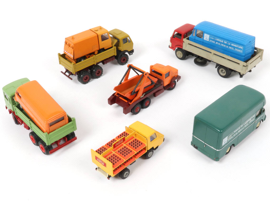 Lot 71 - DIVERS (9)