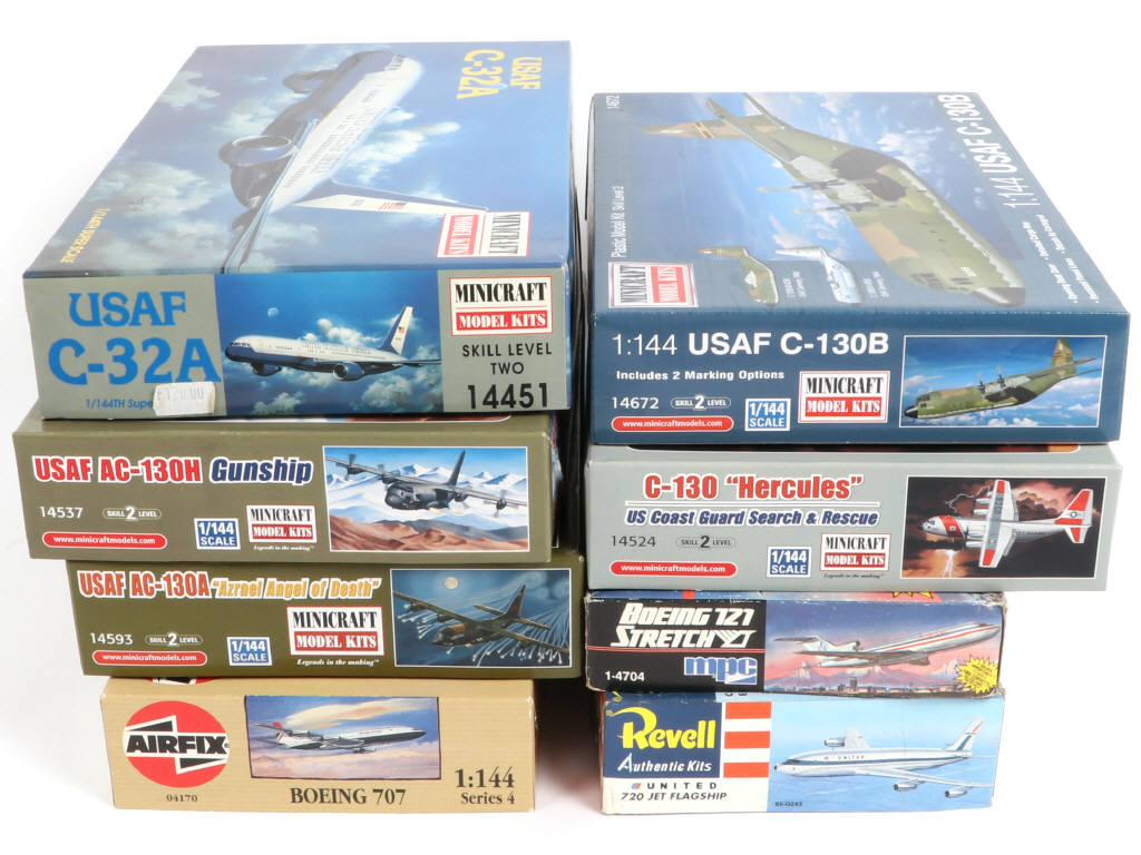 Lot 16 - DIVERS (8)