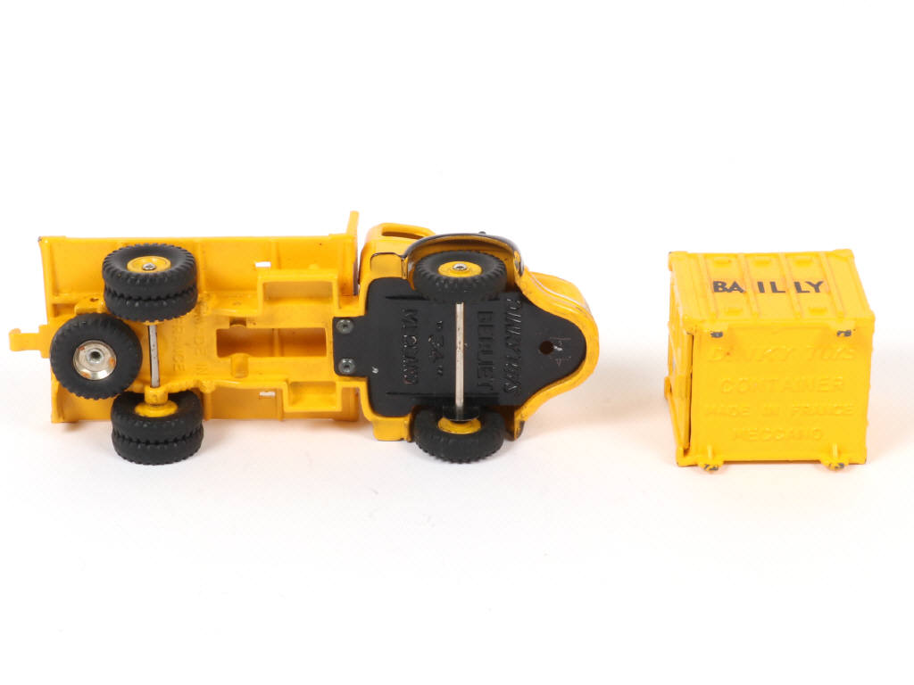 Lot 532 - DINKY TOYS (FRANCE) (1)