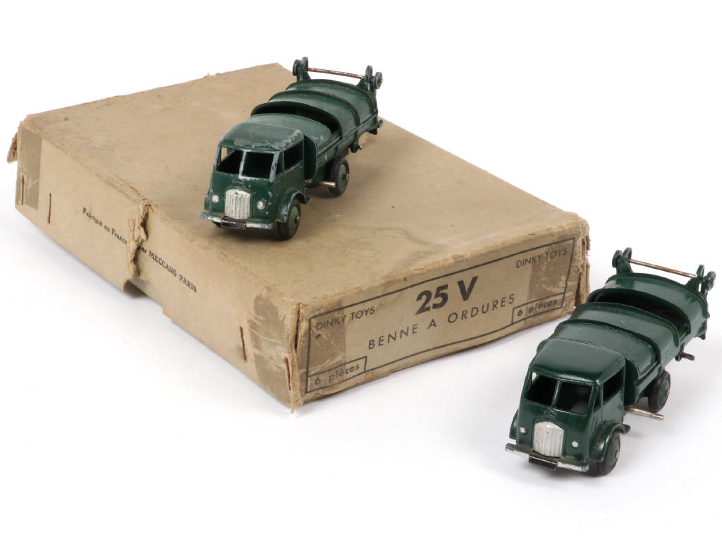 Lot 311 - DINKY TOYS (FRANCE) (3)