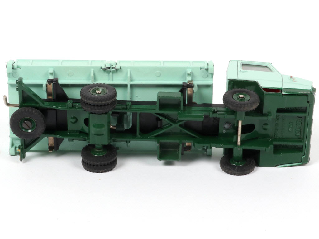 Lot 320 - DINKY TOYS (FRANCE) (1)