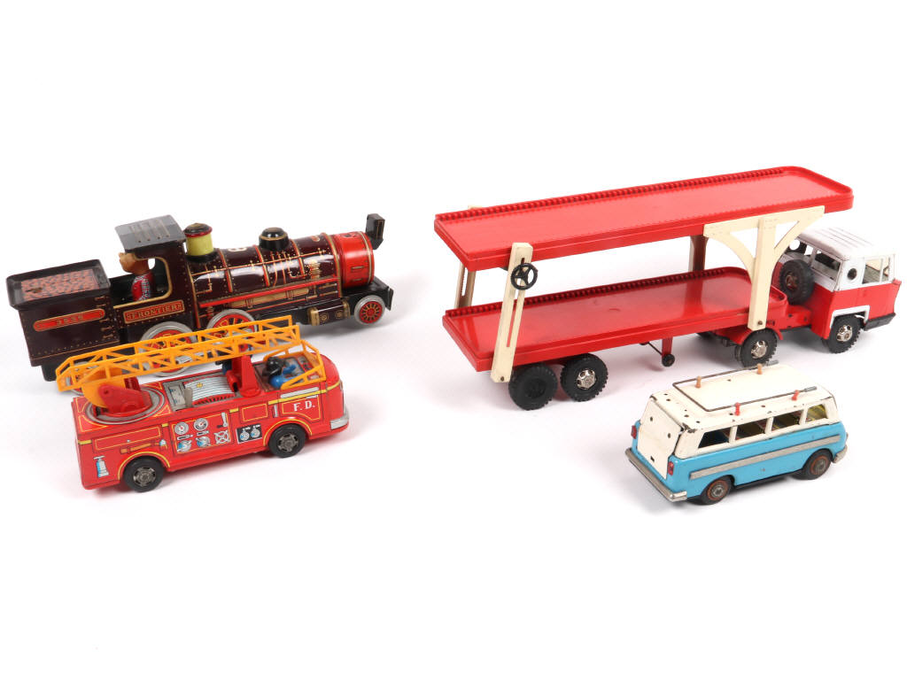 Lot 84 - DIVERS (4)