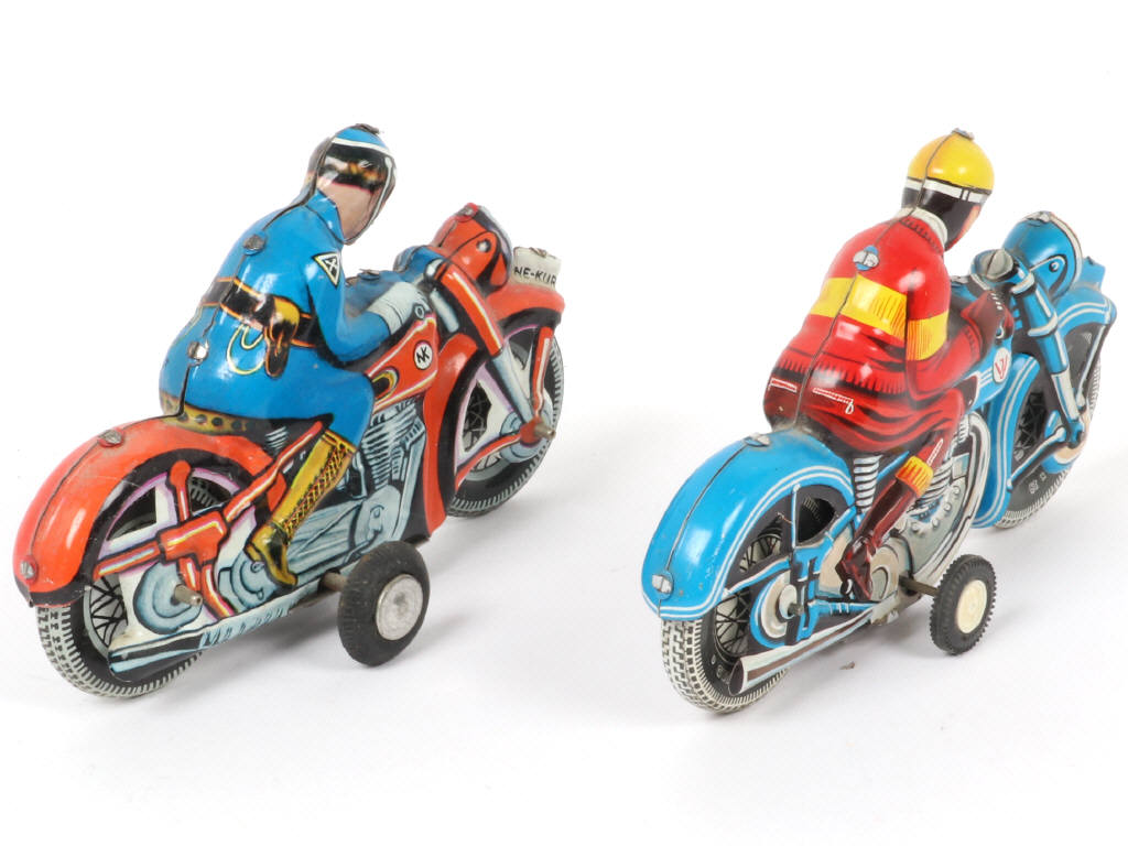 Lot 56 - DIVERS (2)