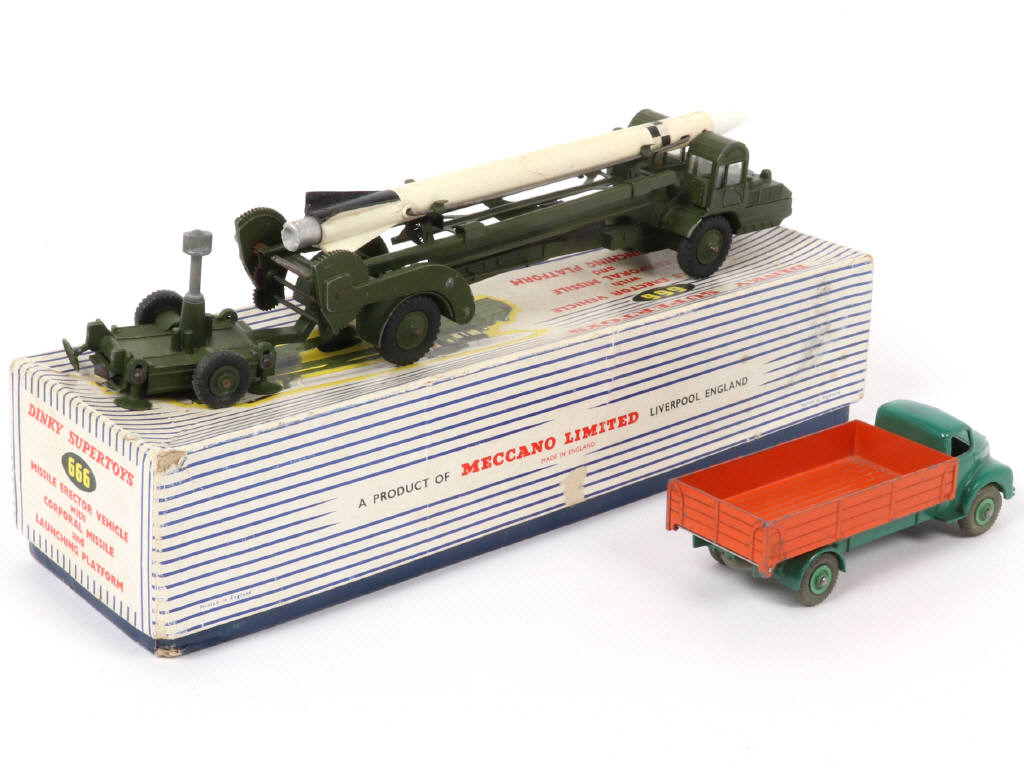 Lot 307 - DINKY TOYS (GB) (2)