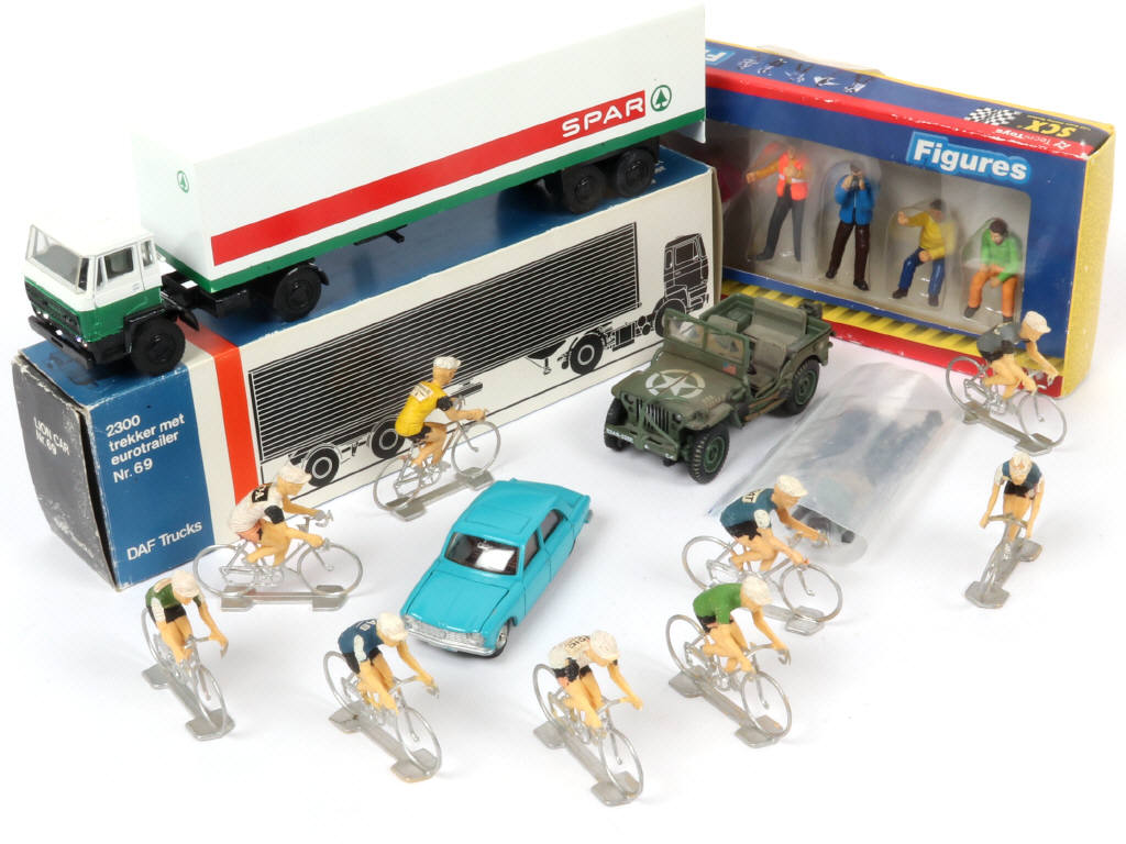 Lot 135 - DIVERS (18)