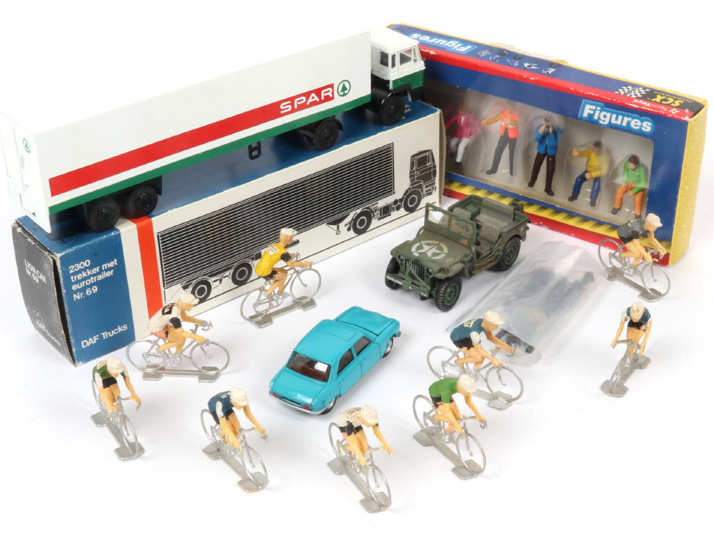 Lot 135 - DIVERS (18)