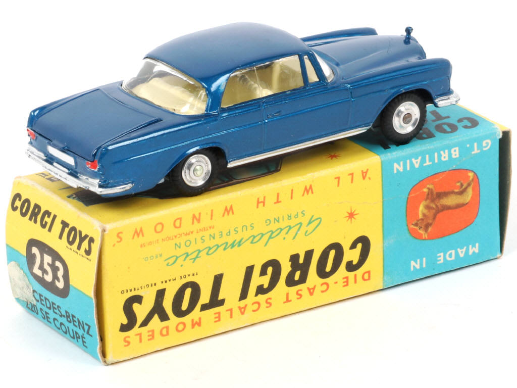 Lot 203 - CORGI TOYS (GB) (1)