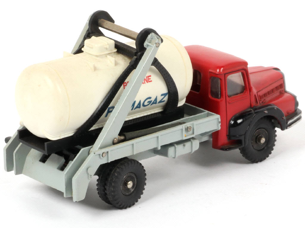 Lot 586 - DINKY TOYS (FRANCE) (1)