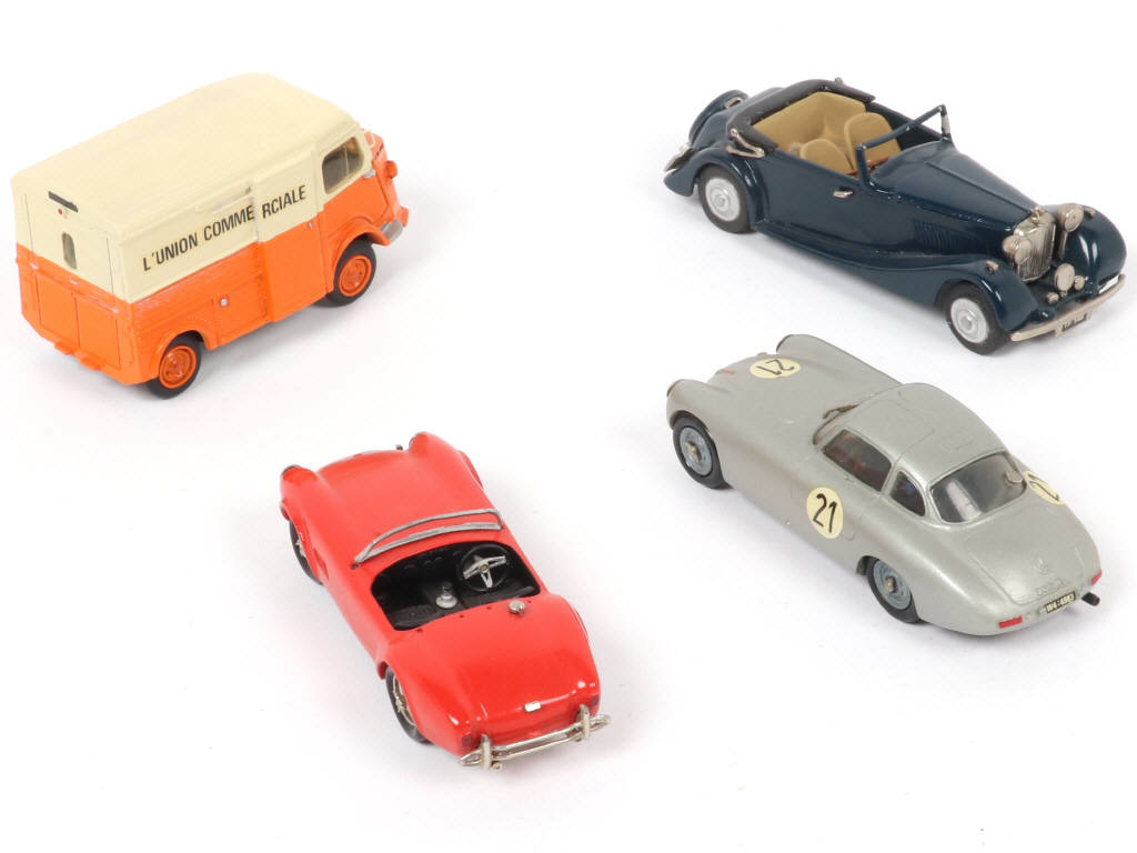 Lot 132 - DIVERS (4)