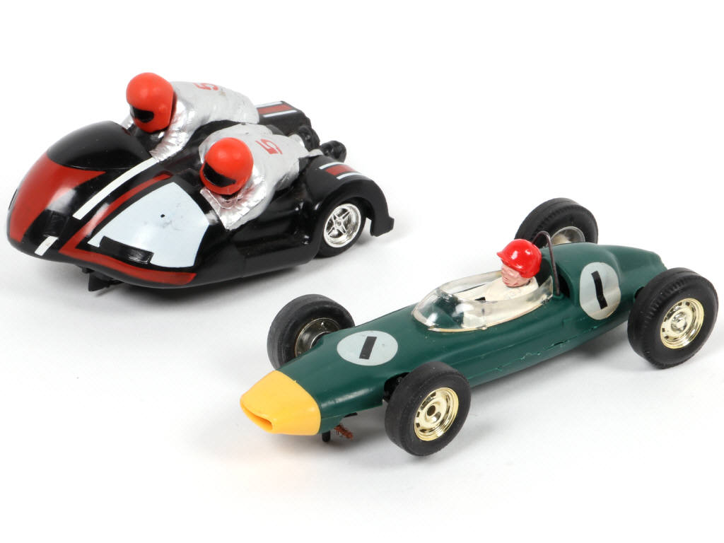 Lot 167 - SCALEXTRIC (GB) (2)
