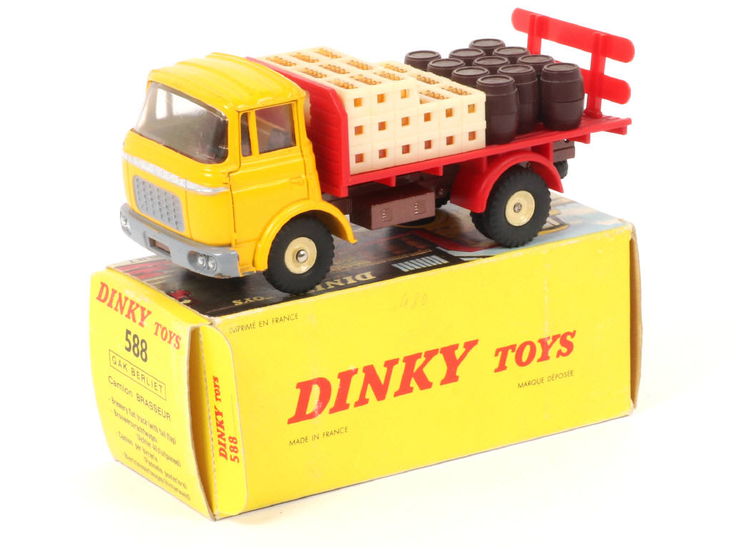 Lot 370 - DINKY TOYS (FRANCE) (1)