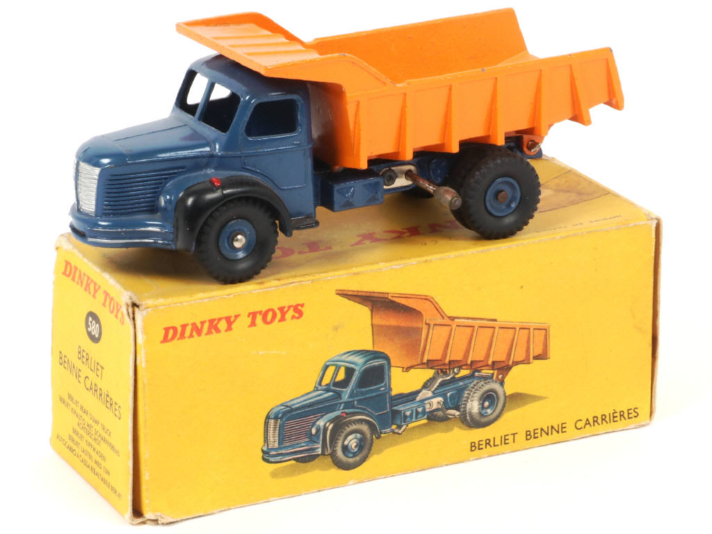 Lot 369 - DINKY TOYS (FRANCE) (1)
