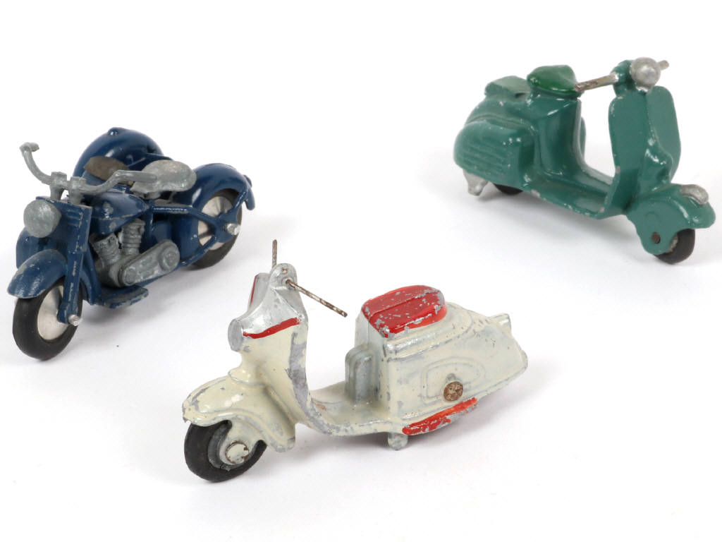 Lot 4 - DIVERS (3)