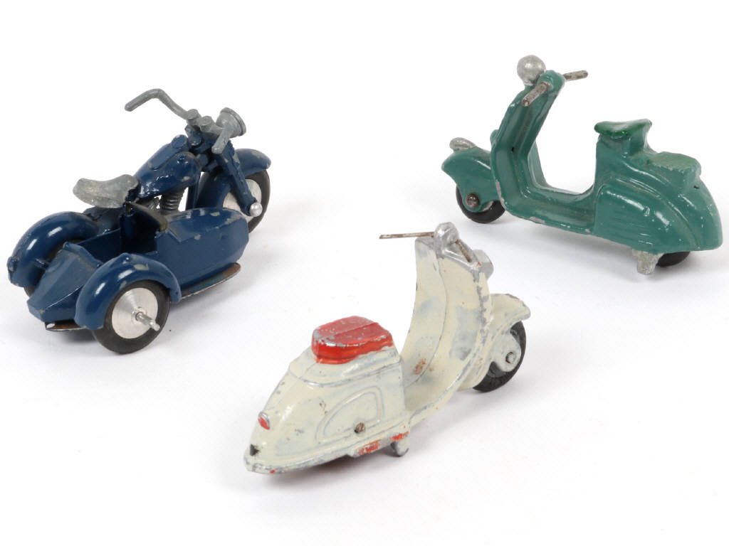 Lot 4 - DIVERS (3)