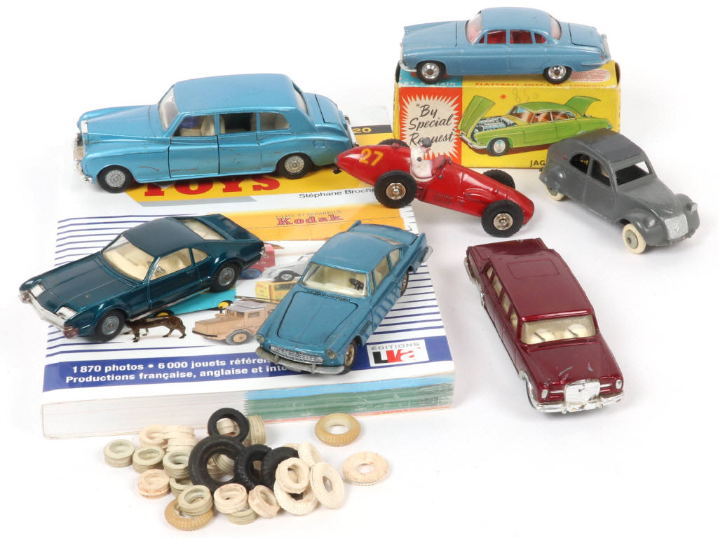 Lot 113 - DIVERS (8)