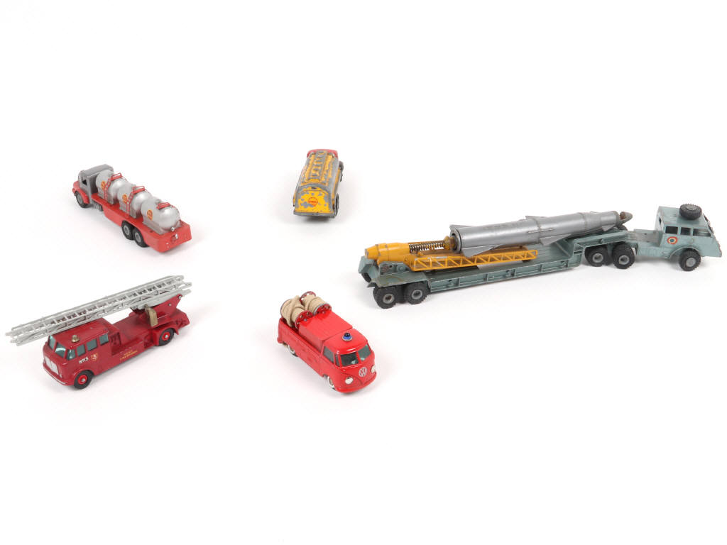 Lot 124 - DIVERS (5)