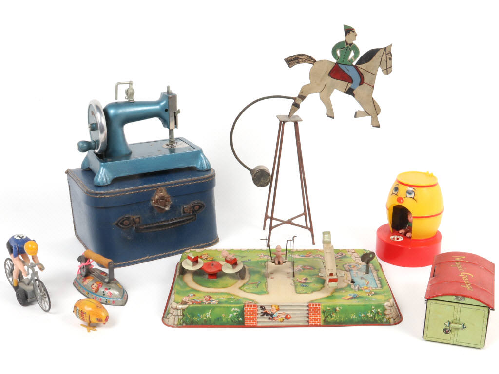 Lot 34 - DIVERS (8)