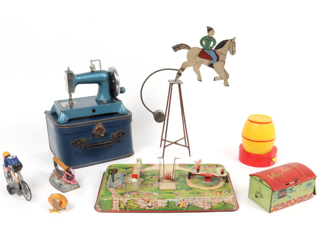 Lot 34 - DIVERS (8)