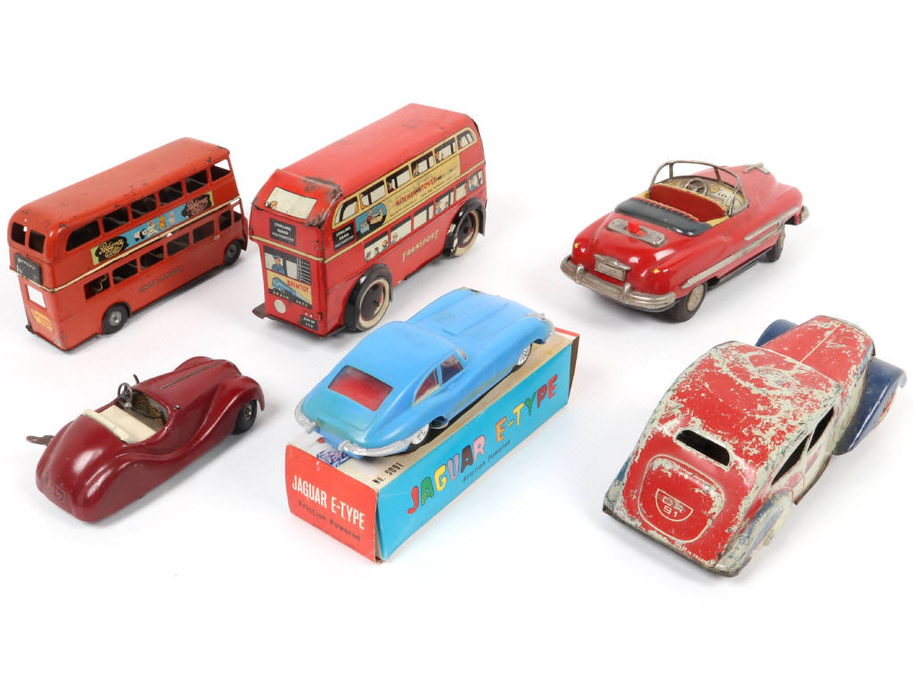 Lot 75 - DIVERS (6)