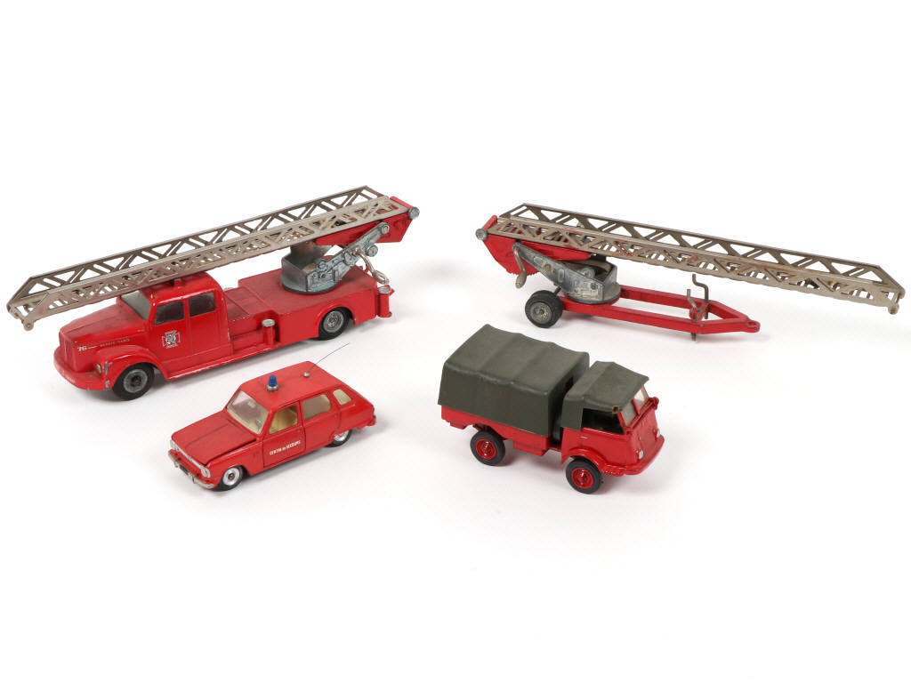 Lot 55 - DIVERS (4)