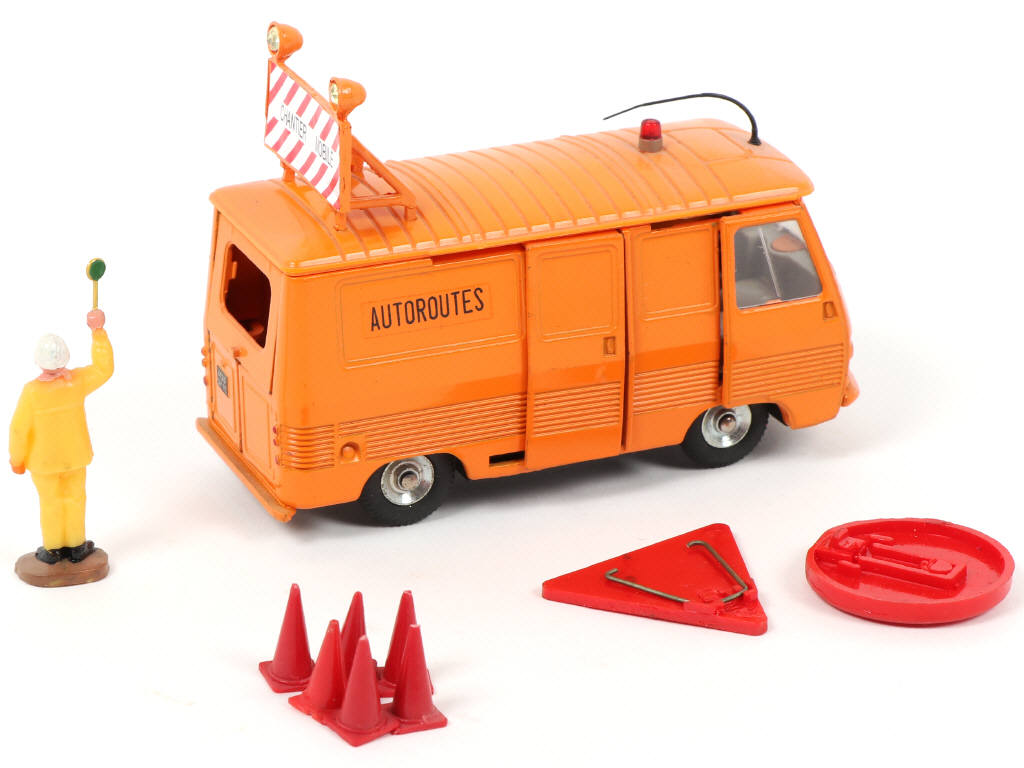 Lot 322 - DINKY TOYS (FRANCE) (1)