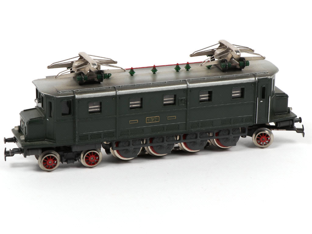 Lot 19 - BUCO 'HO' (SUISSE) (1)