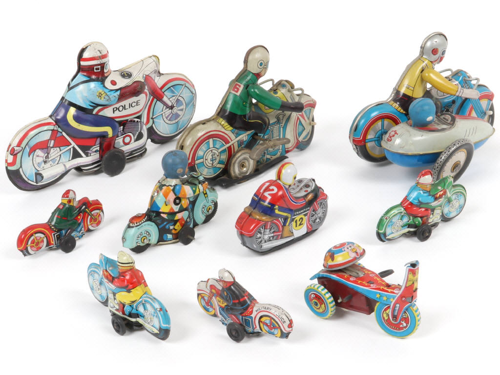 Lot 100 - DIVERS (10)