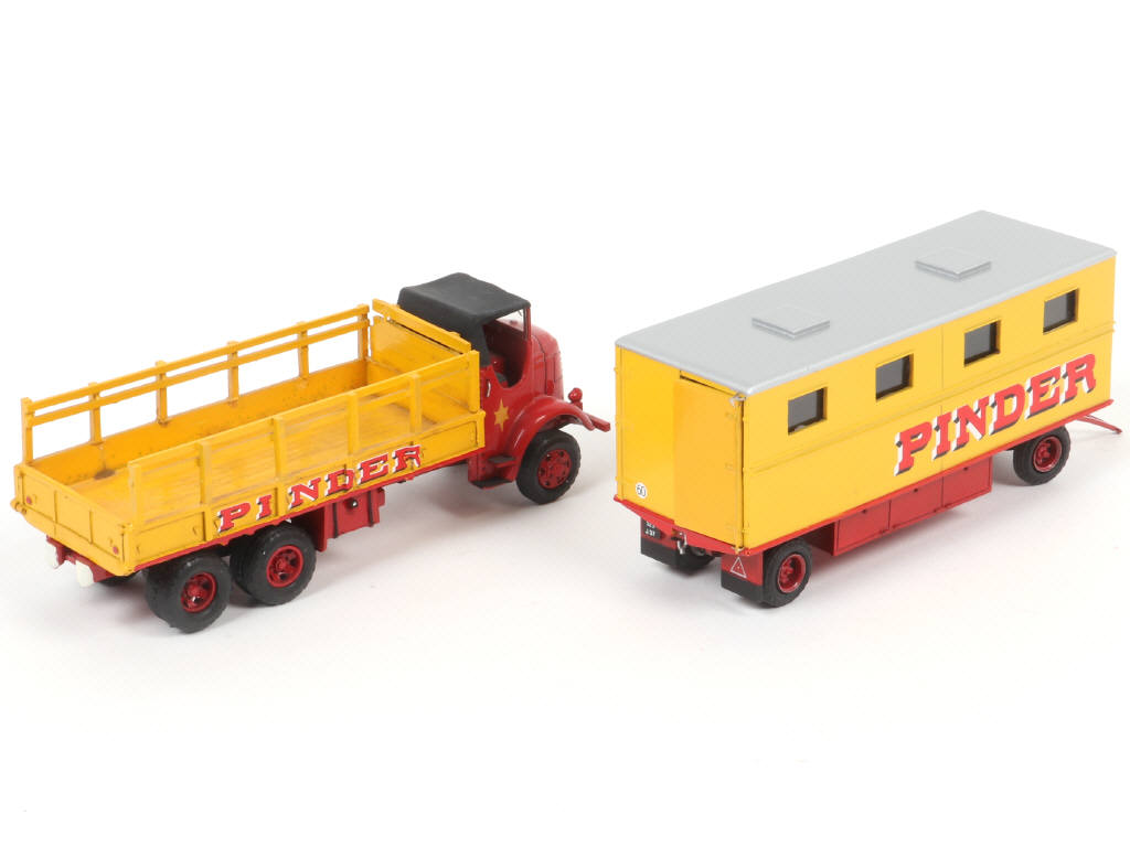 Lot 246 - DIVERS (2)