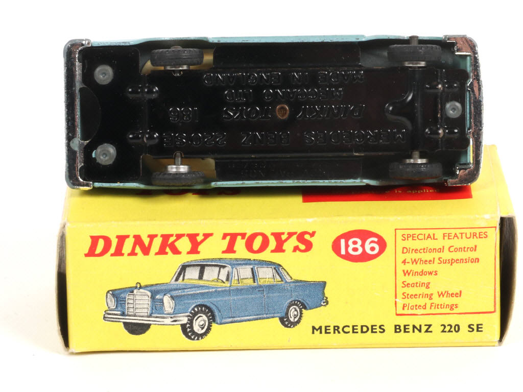 Lot 128 - DINKY TOYS (GB) (1)