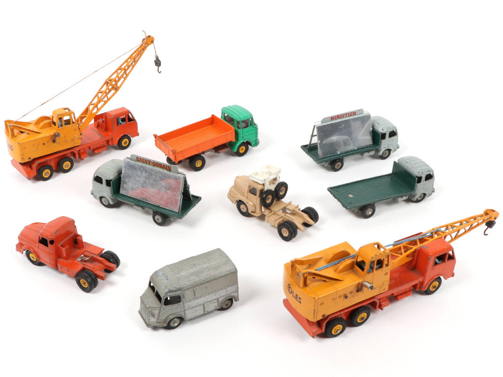 Lot 423 - DINKY TOYS (FRANCE) (9)