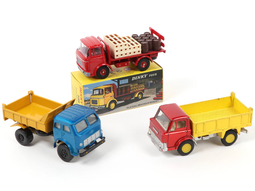 Lot 75 - DIVERS (3)