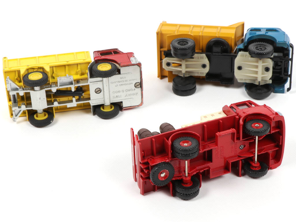 Lot 75 - DIVERS (3)