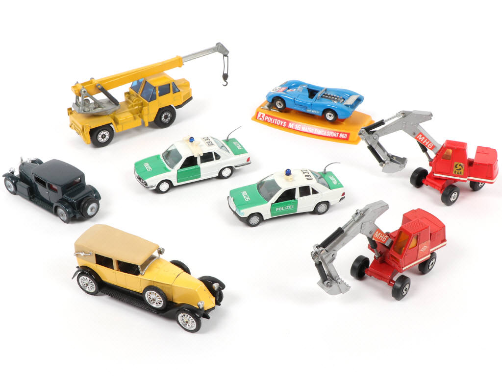 Lot 90 - DIVERS (8)