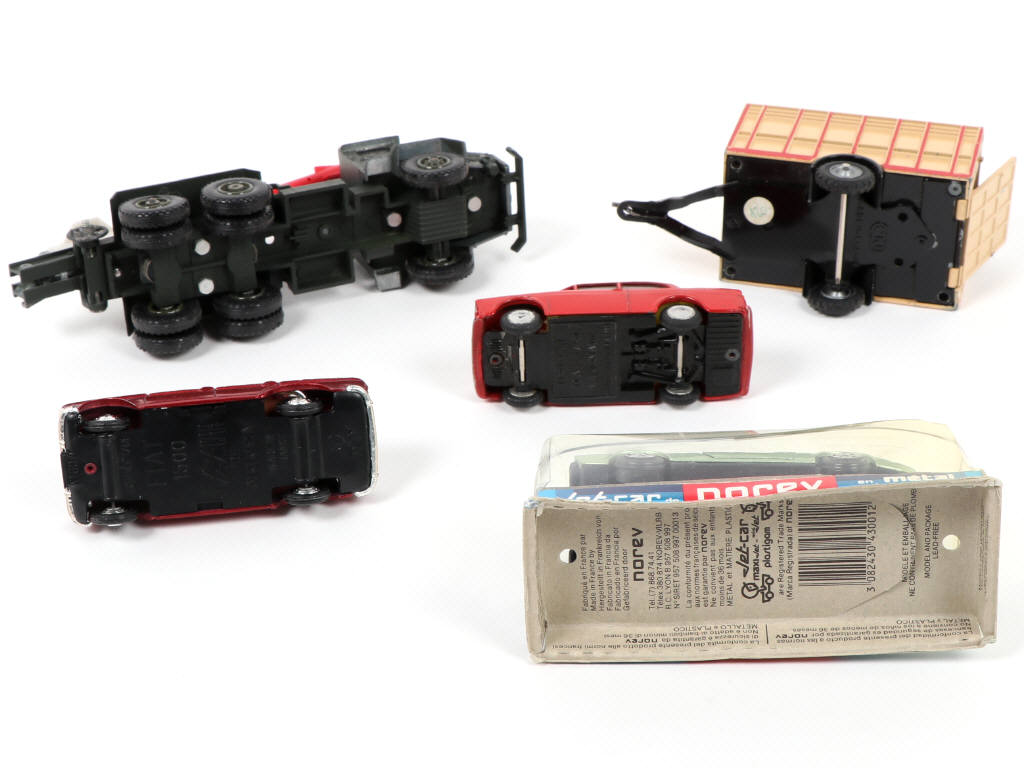 Lot 86 - DIVERS (5)