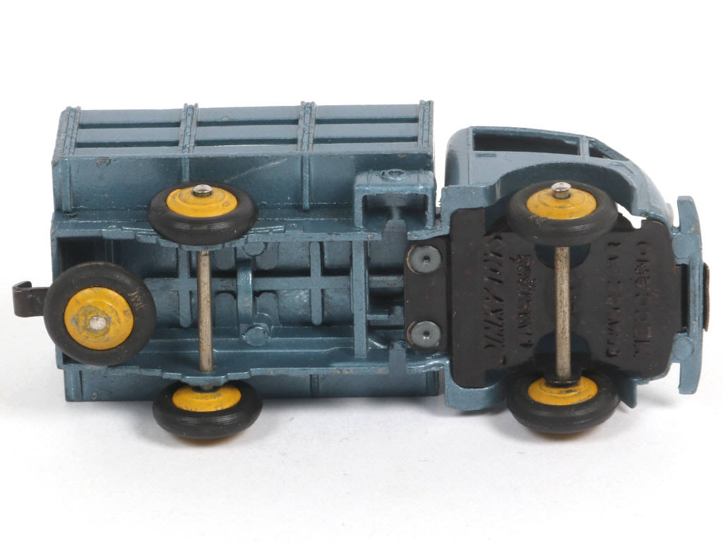Lot 387 - DINKY TOYS (FRANCE) (1)