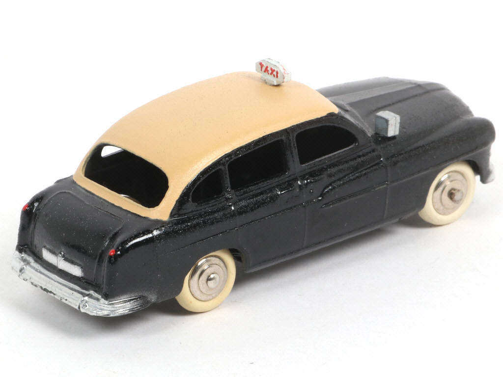 Lot 384 - DINKY TOYS (FRANCE) (1)
