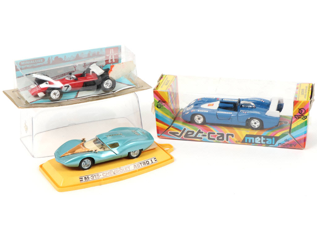 Lot 76 - DIVERS (3)