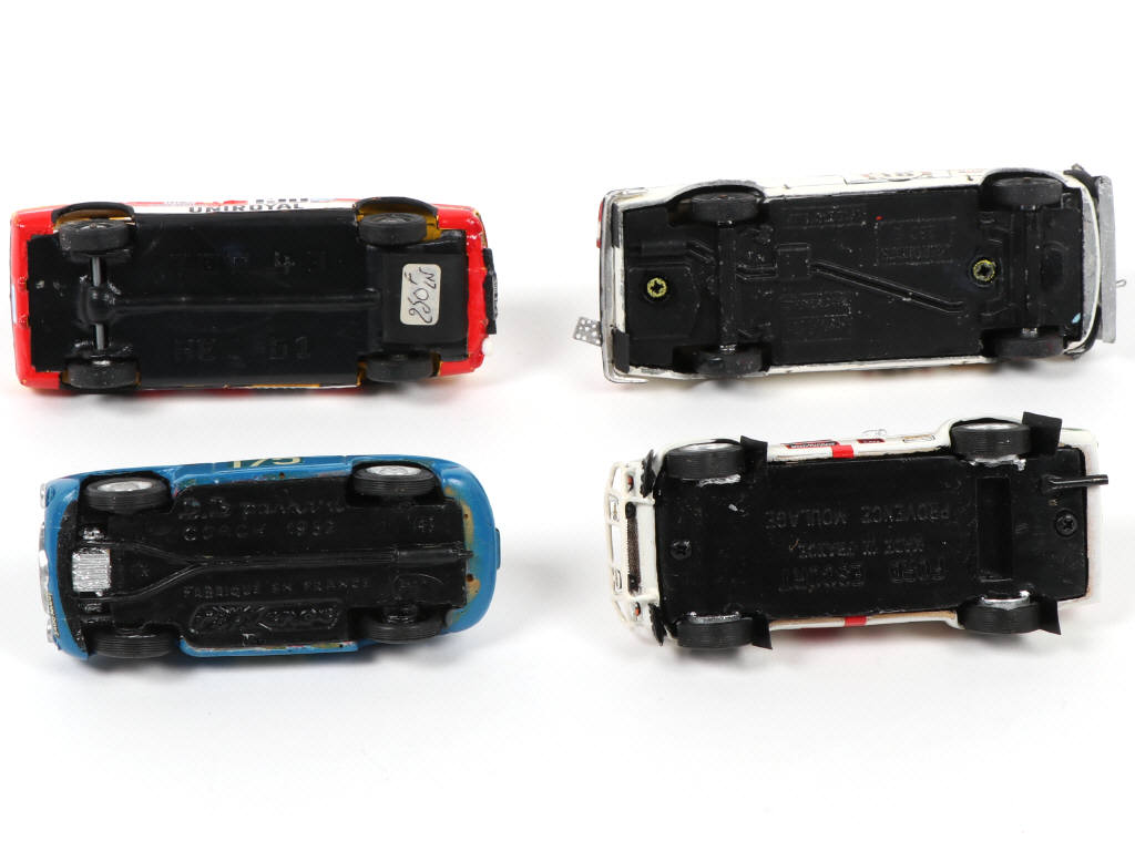 Lot 80 - DIVERS (4)