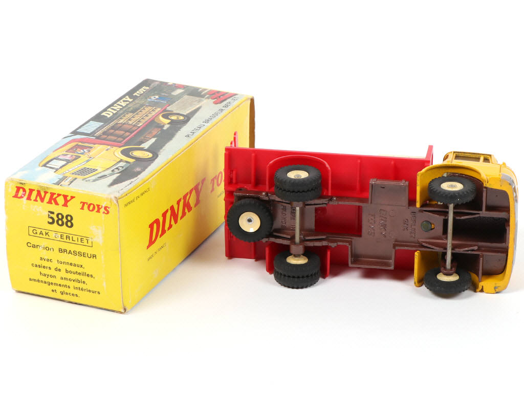 Lot 520 - DINKY TOYS (FRANCE) (1)