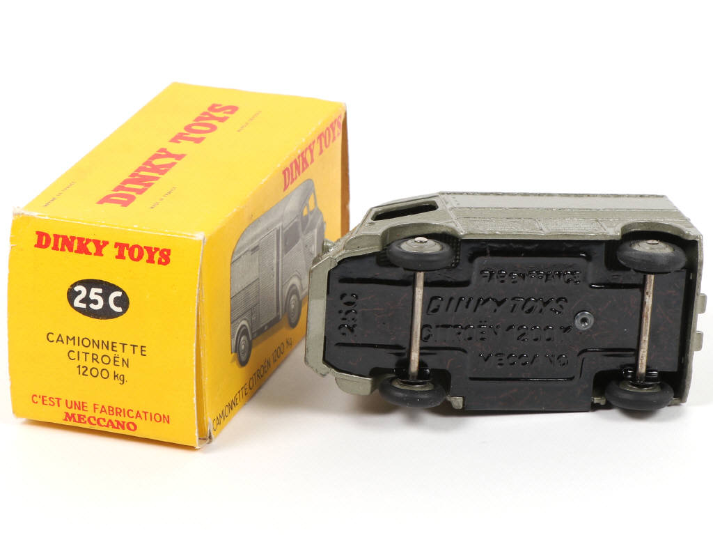 Lot 495 - DINKY TOYS (FRANCE) (1)