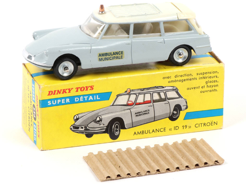 Lot 353 - DINKY TOYS (FRANCE) (1)