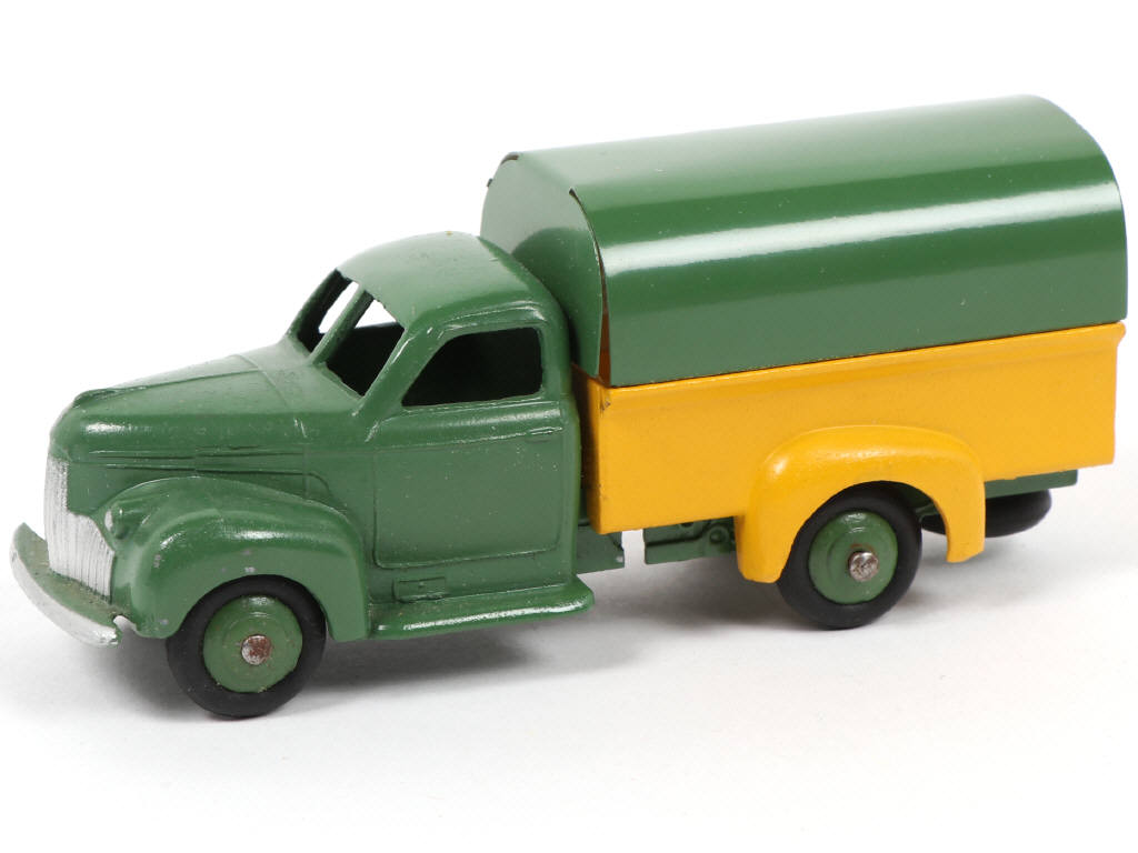 Lot 486 - DINKY TOYS (FRANCE) (1)