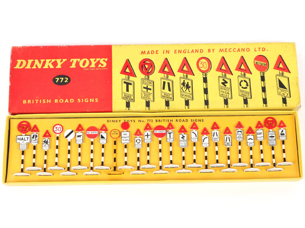 Lot 580 - DINKY TOYS (GB) (1)