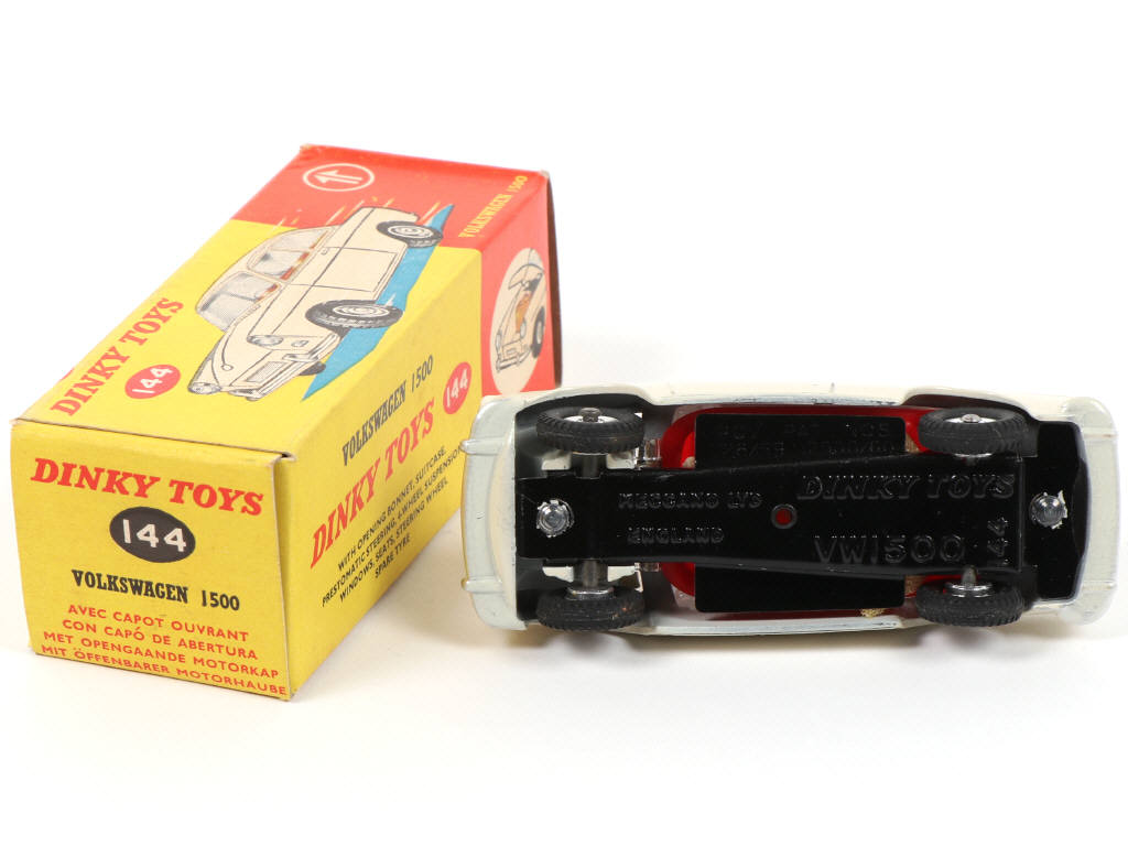 Lot 554 - DINKY TOYS (GB) (1)