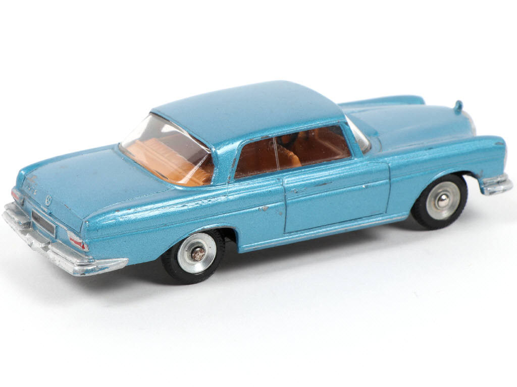 Lot 331 - DINKY TOYS (FRANCE) (1)