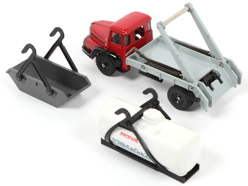 Lot 513 - DINKY TOYS (FRANCE) (1)