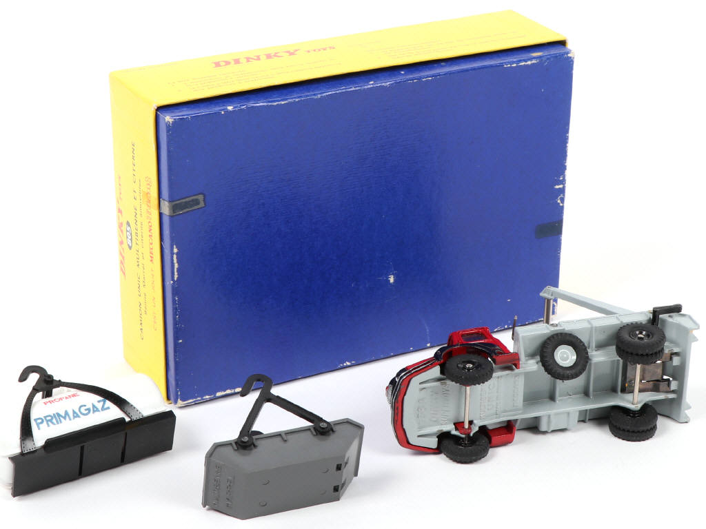 Lot 513 - DINKY TOYS (FRANCE) (1)