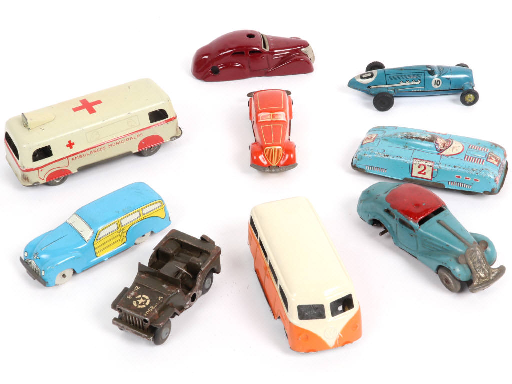 Lot 109 - DIVERS (9)