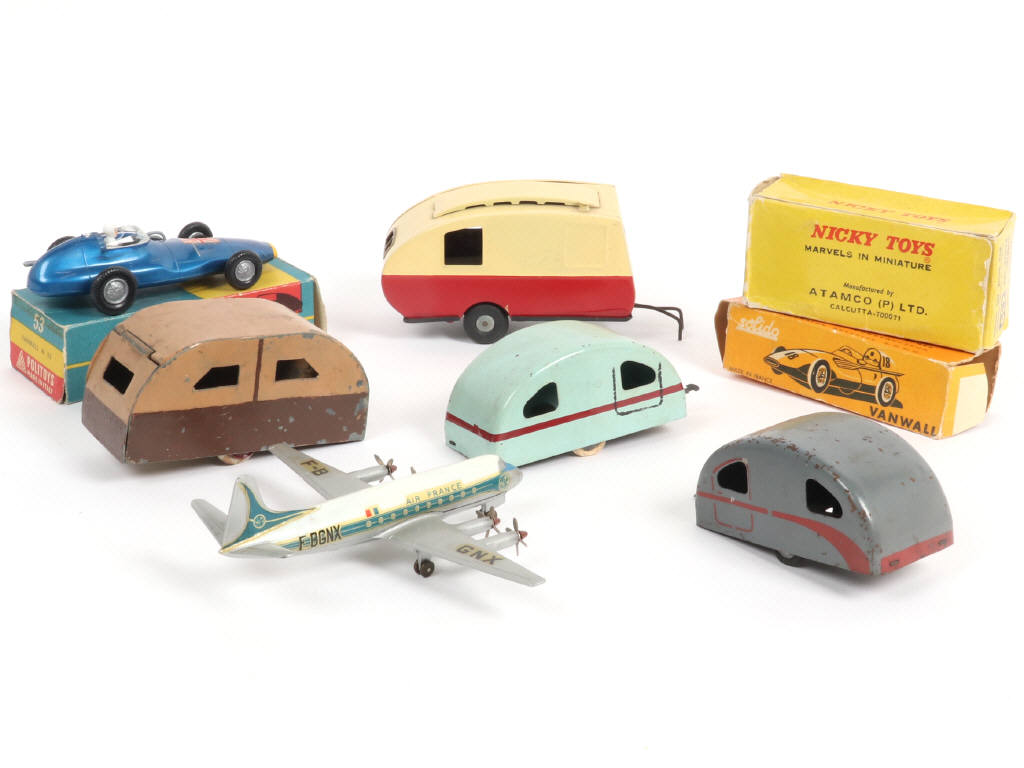 Lot 105 - DIVERS (8)