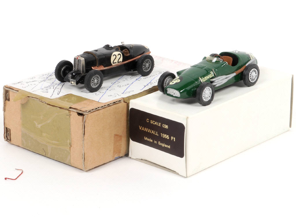 Lot 85 - DIVERS (2)